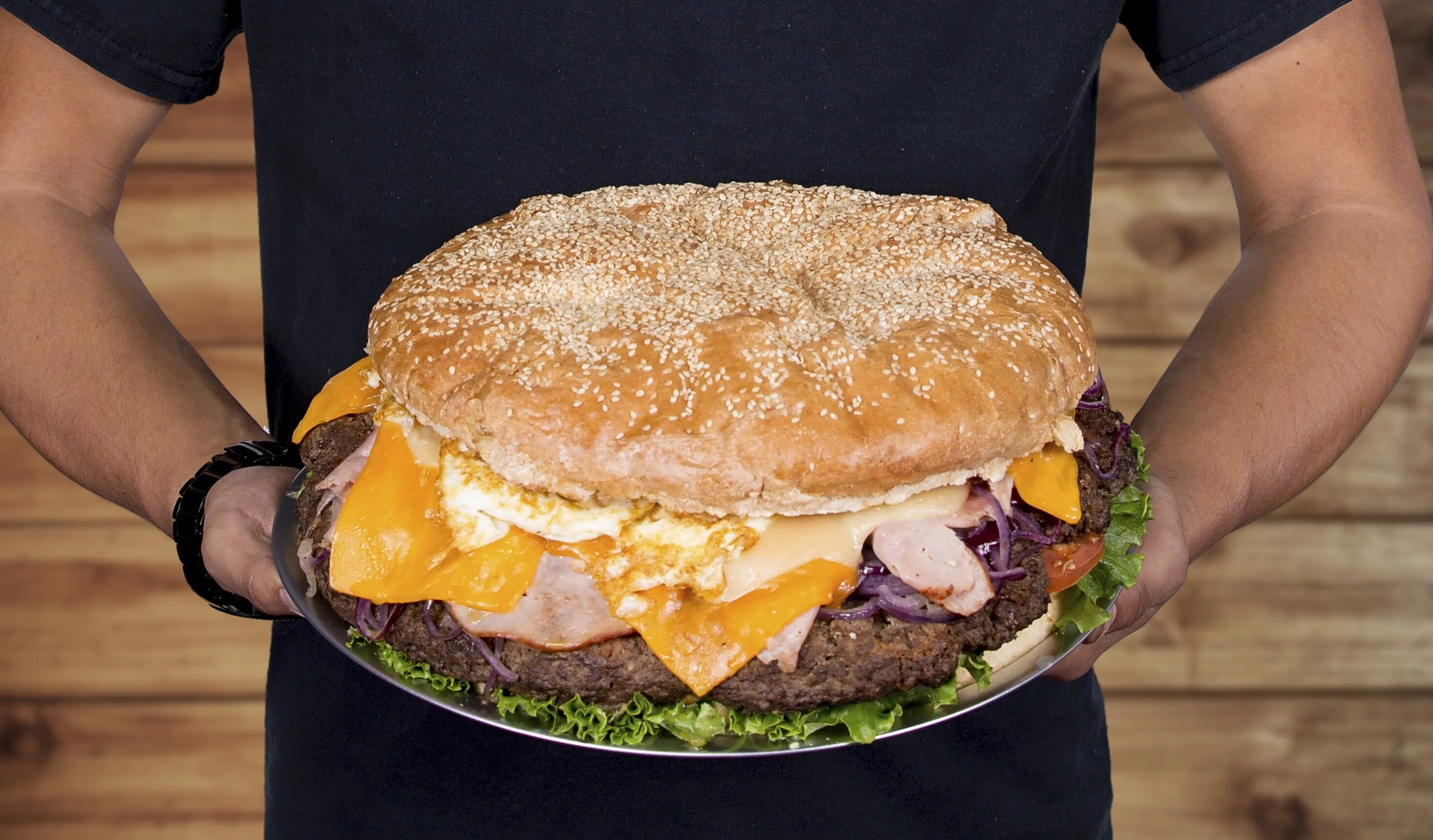Большой бургер. Огромный гамбургер. Самый большой бургер. Самый вкусный бургер.