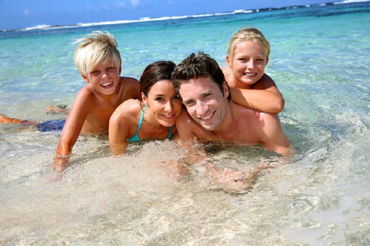 Счастливая семья с подростками на море. Семья натуралистов. Голые на острове реалити шоу. Фото натуризм семьями. Фото натуризм семьями.