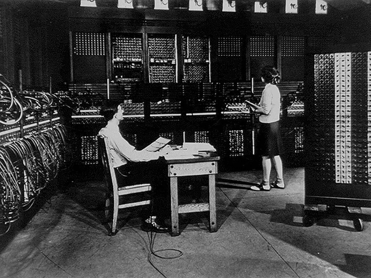 Бит эвм. Eniac компьютер 1946 год. компьютер eniac 1943. первая вычислительная машина eniac. первое поколение эвм эниак.