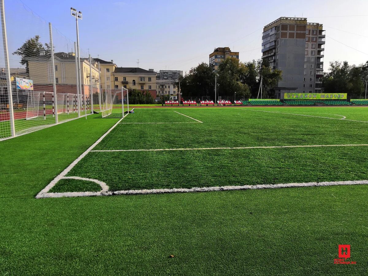 Футбольное поле в парке дружбы речной вокзал. Футбольный стадион чебаркуль. Город новое поле. 65 школа чебоксары стадион. Центральный парк нью-йорка фото.