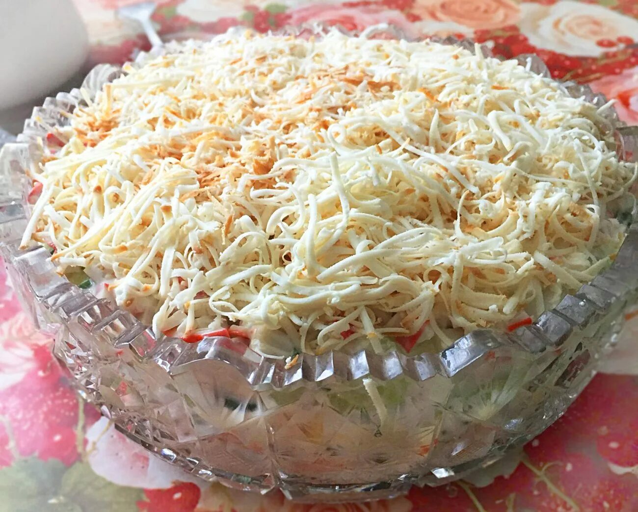 Салат с копченой курицей слоями. Французский салат. Салат мимоза с сайрой. Красивые и очень вкусные салаты на праздничный стол. Слоёный салат с копчёной курицей и грибами.