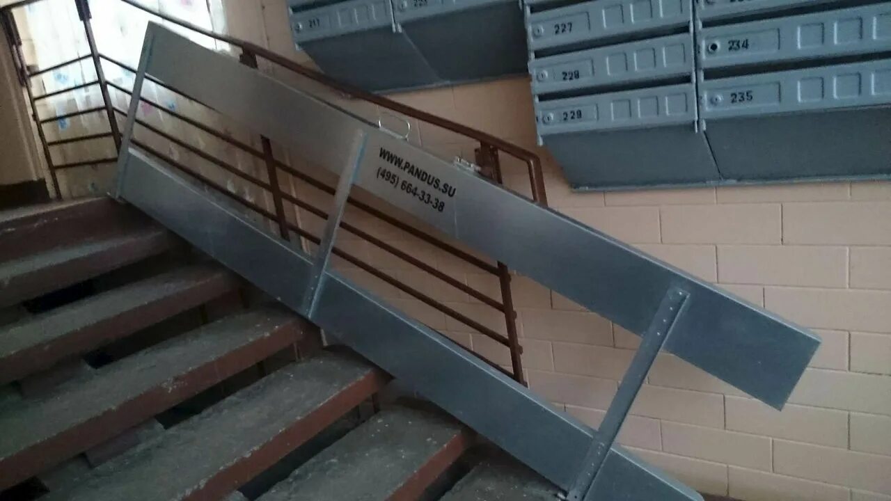Пандуса на лестничные марши. Рулонный пандус ролло из 2 аппарелей 305 мм. швеллер для пандуса. пандус из швеллера для колясок. самодельный пандус для инвалидной коляски.