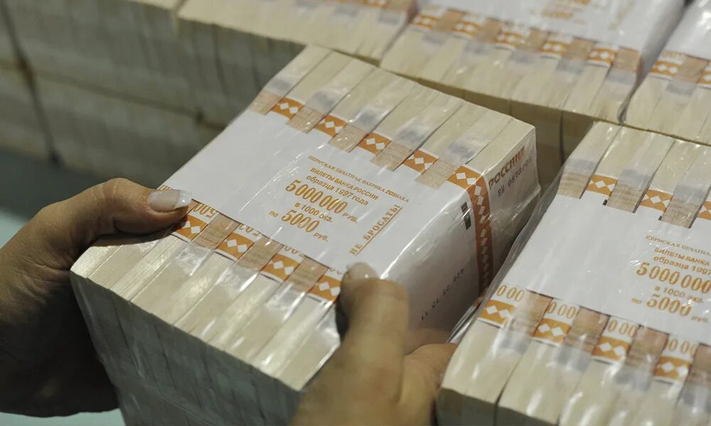 Более 35 000 000 в. Более 35 000 000 в. Пачка денег. Один миллион рублей. 1 миллиард рублей.