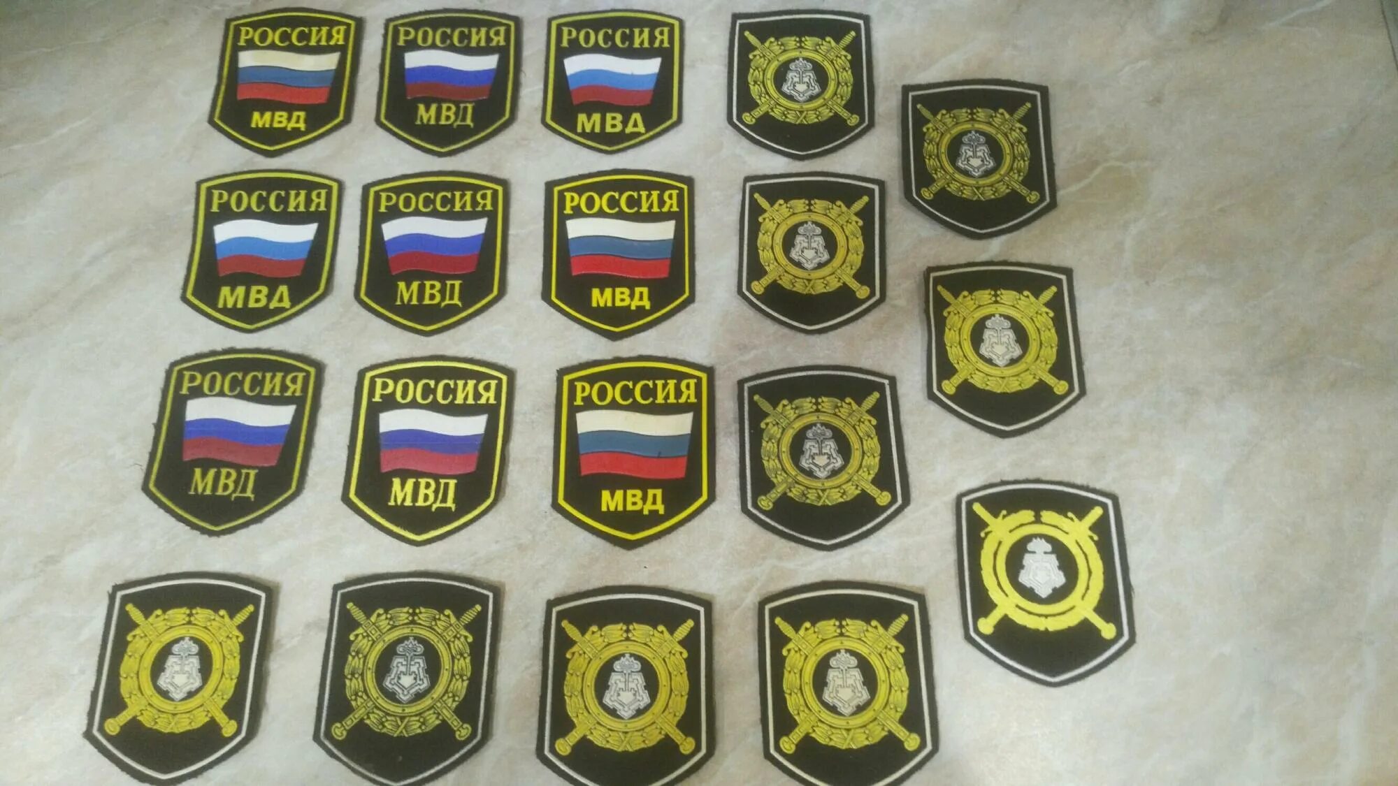 Шеврон мвд старый. 1992. Шеврон мвд угро. Сапоги с нашивками. Старые шевроны.