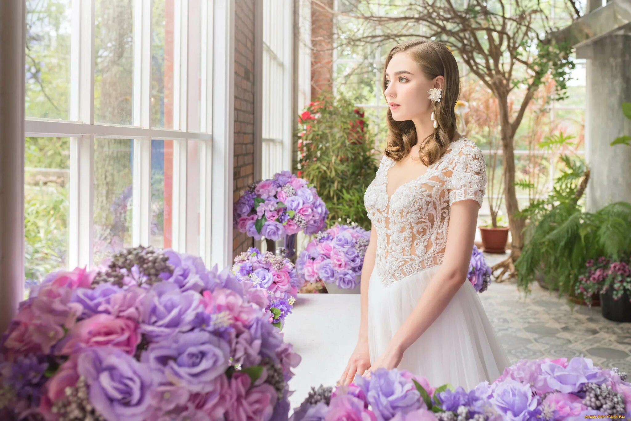 Цветочное свадебное платье. Невеста в платье с цветочным принтом. Девушка в красивом цветочном платье на свадьбе. Модель в свадебном платье цветочном саду.