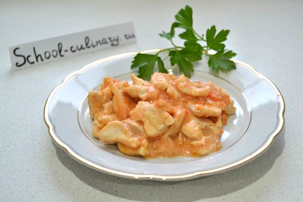 Бефстроганов из куриного филе. Куриный бефстроганов. строганов куриный. бефстроганов из куриной грудки в томатном соусе. курица бефстроганов со сметаной.