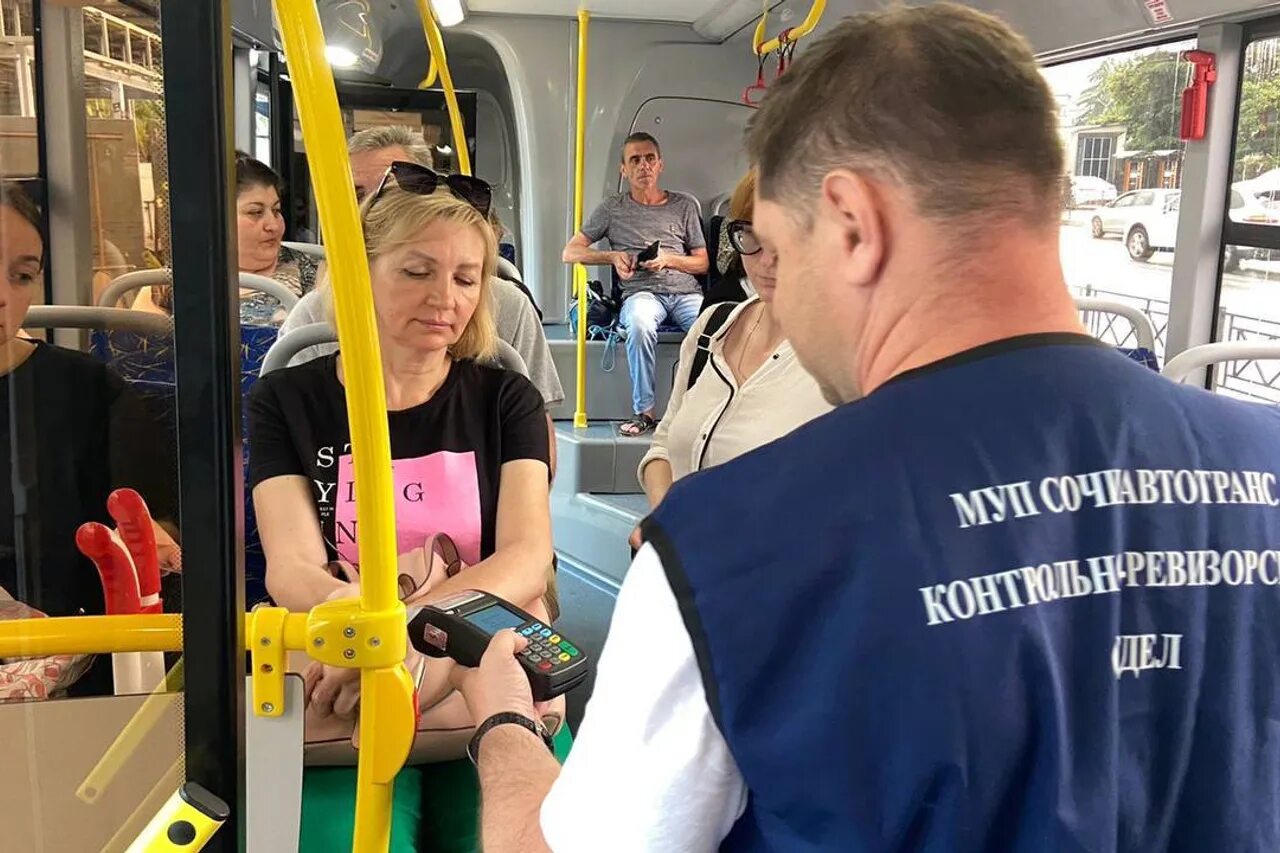 Оштрафовали в автобусе. Валидатор в автобусе. форма контролеров в автобусе. льготный проездной. безбилетный проезд в общественном транспорте.
