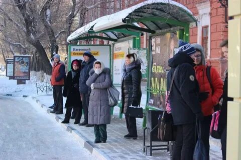 Семья на автобусной остановке