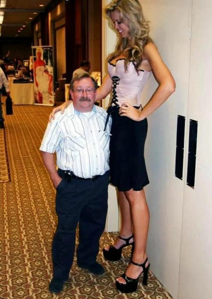 Tall man short man. Tall Aleksis. Алексис Скай Tall. Высокие женщины. Самая высокая женщина.