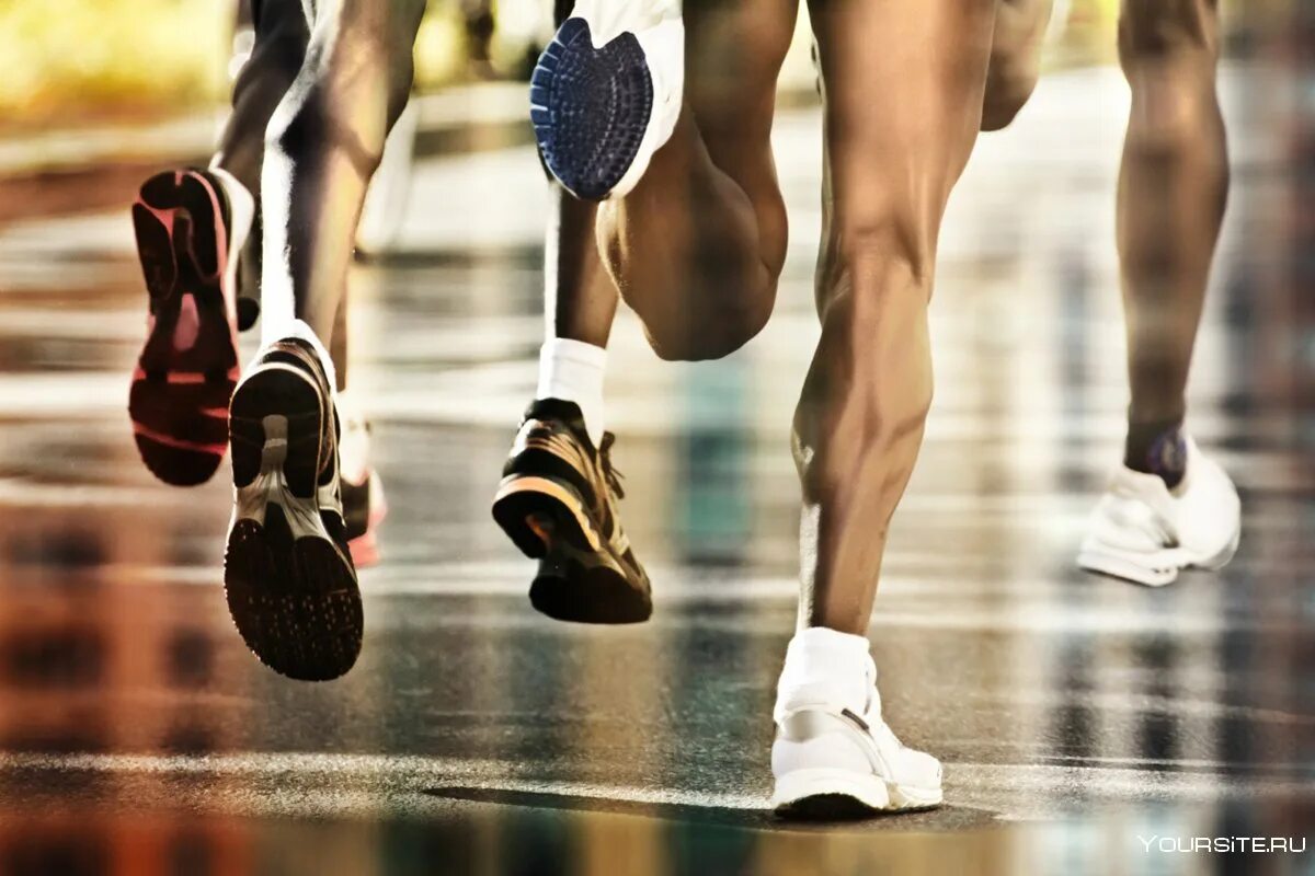 Спортсмен бегающий на длинные. Ноги бегунов на длинные дистанции. Бегуны на длинные дистанции. Ноги на старте. Стопы бегунов на длинные дистанции.