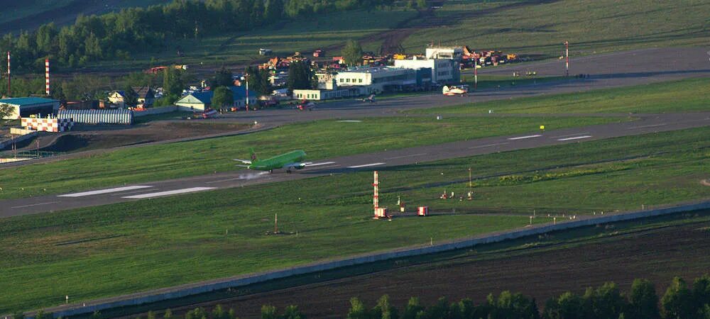 Аэропорт горно алтайск автобусы. Аэропорт Горно-Алтайск. Табло Горно-Алтайск аэропорт. Фото аэропорта Горно-Алтайска. Аэропорт Горно-Алтайск s7.