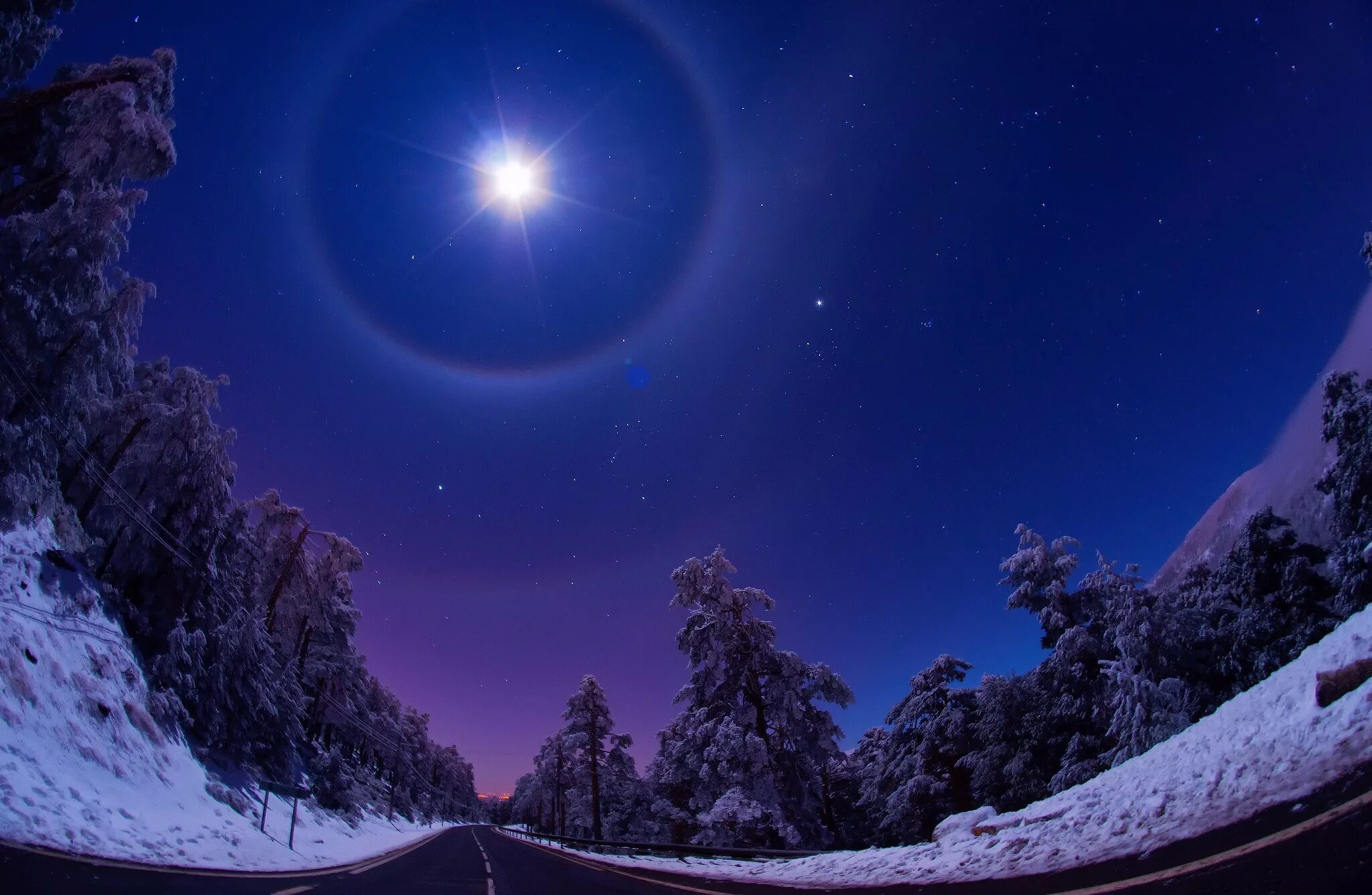 Лунное гало Млечный путь. Зимняя ночь. Зимний ночной пейзаж. Зимнее ночное небо.