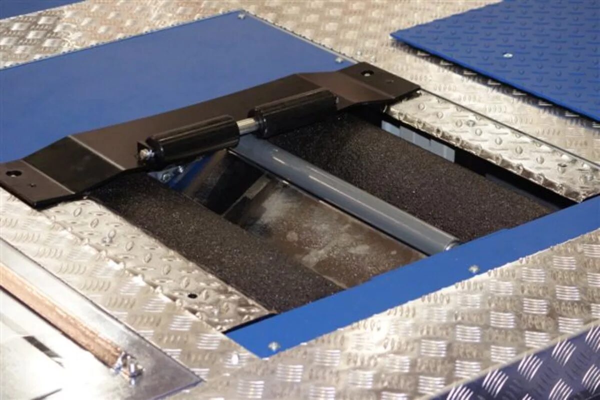 Проверке стендов тормозных. Прибор для проверки эффективности тормозных систем. Измерение тормозной силы автомобиля на стенде. Проверка автомобиля на тормозном стенде. Прибор для проверки тормозной системы.