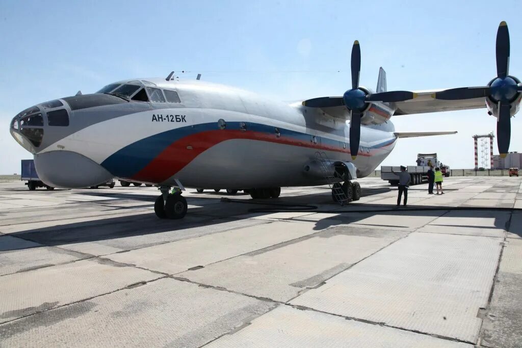 File:S2-AHI Hello Airlines ATR 42-300(QC). (32730892124).jpg - Wikipedia