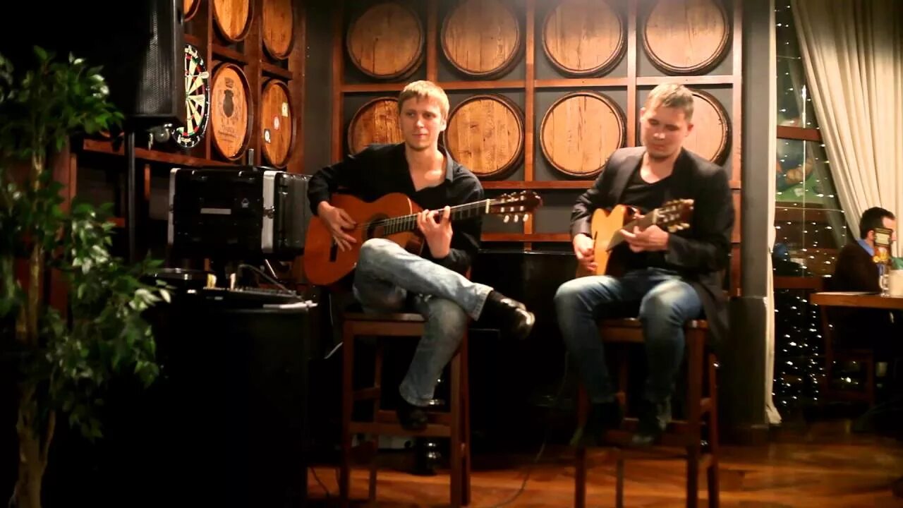 Дуэт гитаристов "Guitar brothers". Музыканты в кафе. Гитарист в ресторане. Три лучших гитариста в мире 2012 года. Guitar brothers