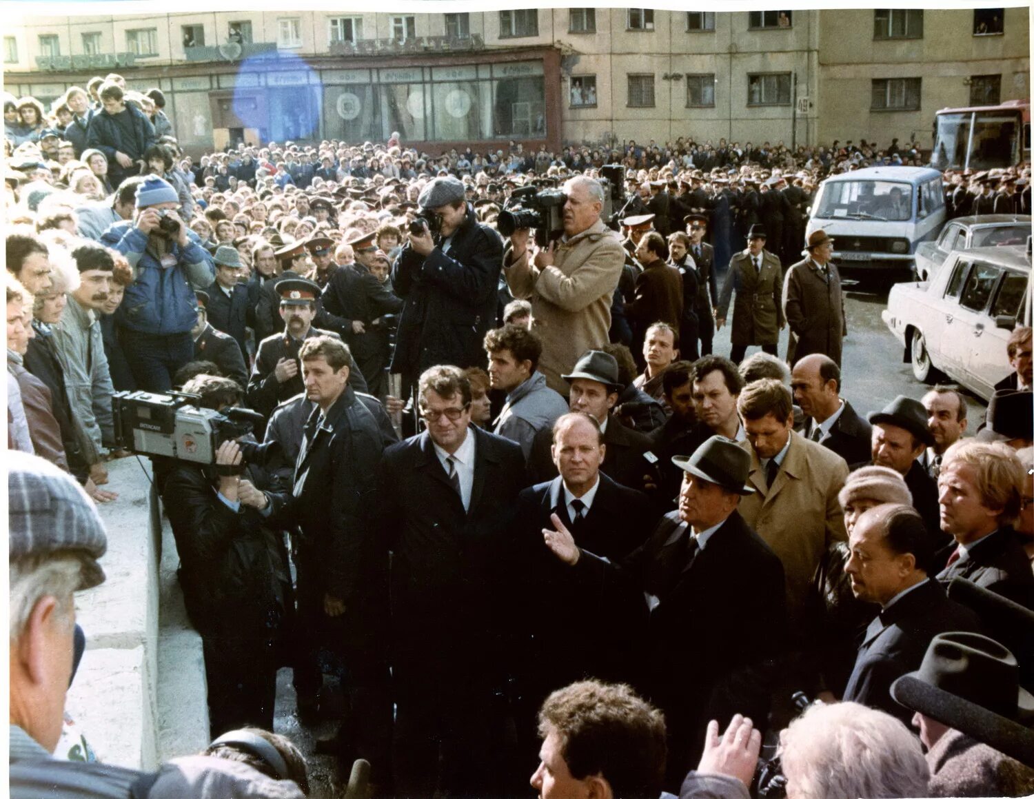 Горбачев 1988. Горбачев в Норильске 1988. Горбачев в Красноярске 1988.