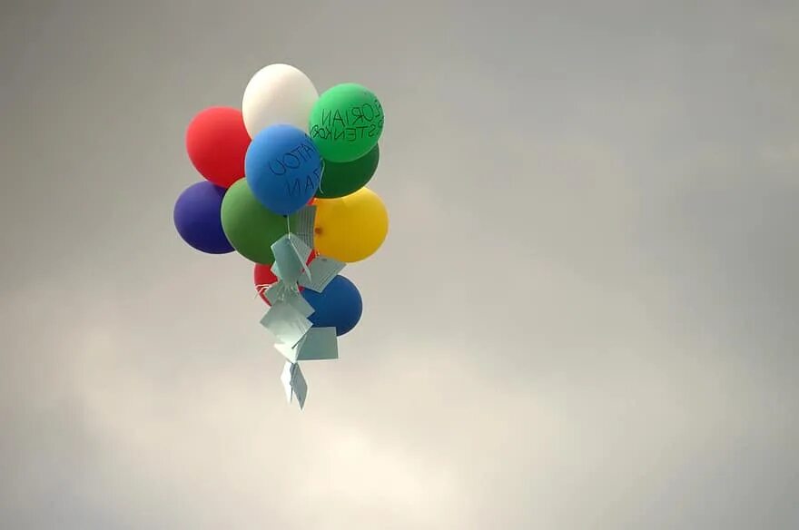 Плоский воздушный шарик. Воздушные шары. Шарики в небе. Воздушные шары в небе. Шарики воздушные картинки.