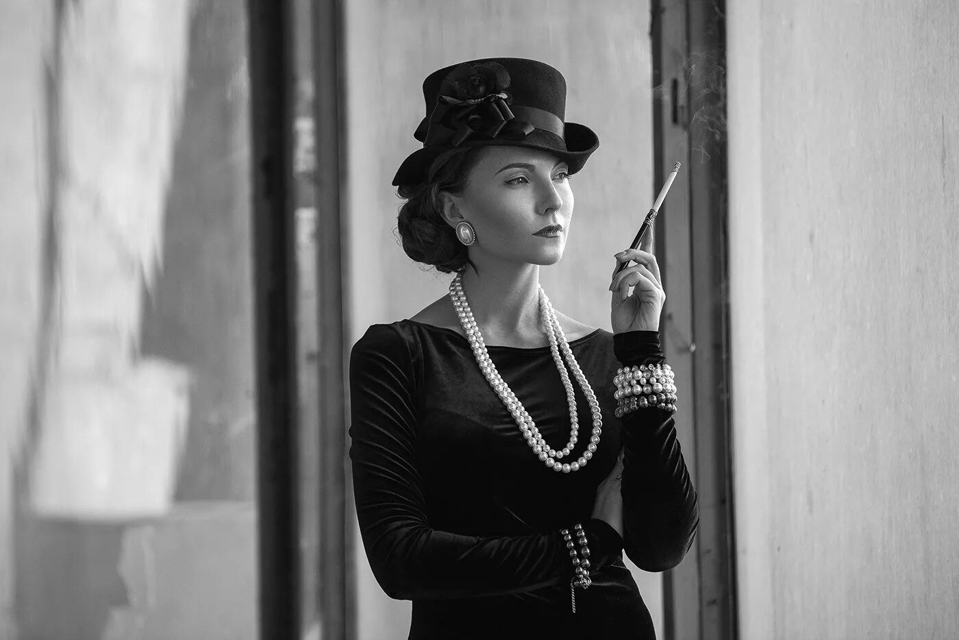 Дама с какого года. Коко Шанель. Коко Шанель канотье. Коко Шанель 1954. Шляпы Коко Шанель.