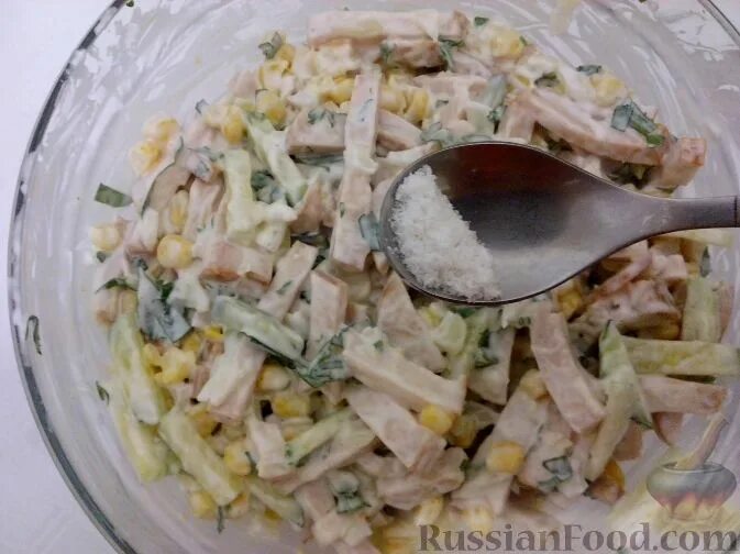 салат с курицей и огурцами. салат с курицей и кукурузой и огурцом. салат из копченой грудки и соленых огурцов. салат из копченой грудки и соленых огурцов. салат из копченой грудки и соленых огурцов.