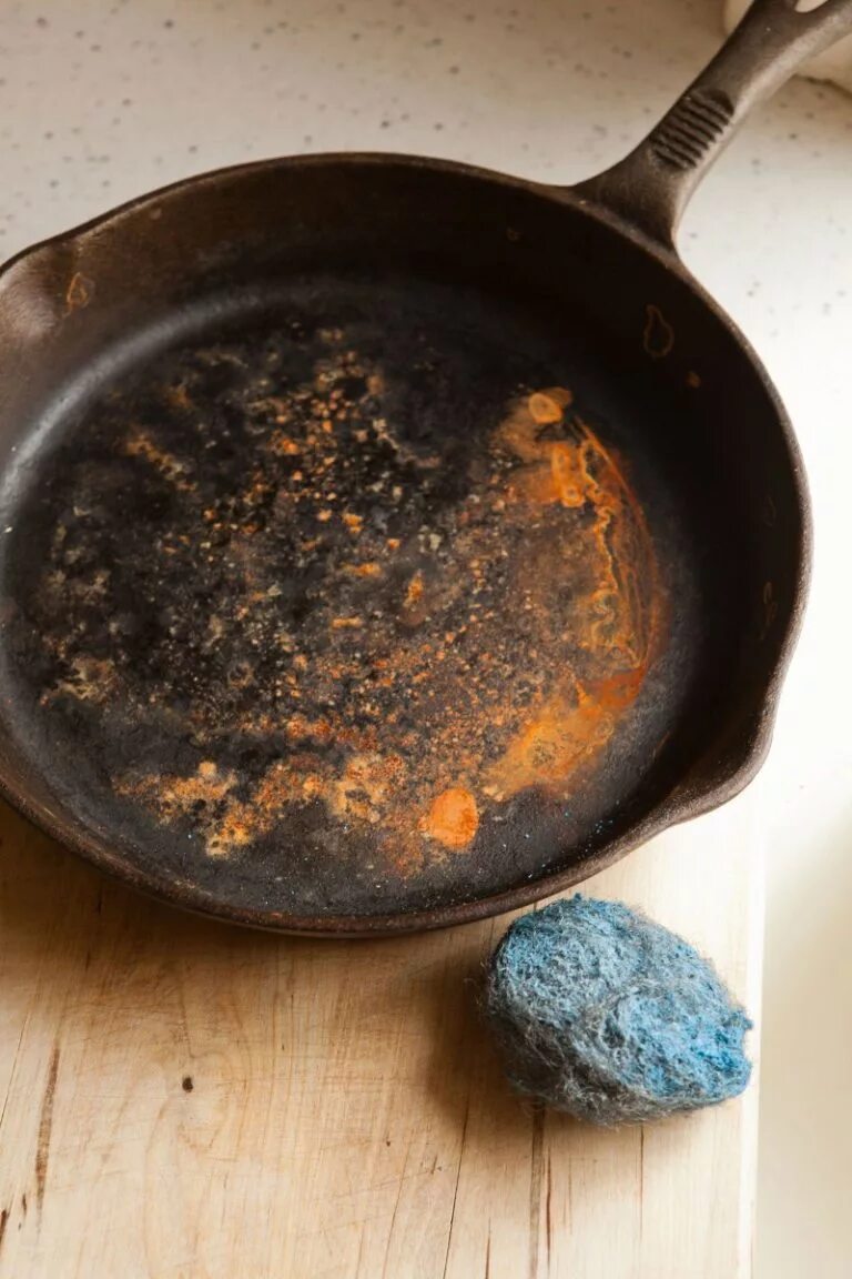 Маслом очистить сковороду. Cast Iron масло для чугунной сковородки. Ржавая чугунная сковорода. Ржавая чугунная сковородка. Нагар на сковородке.