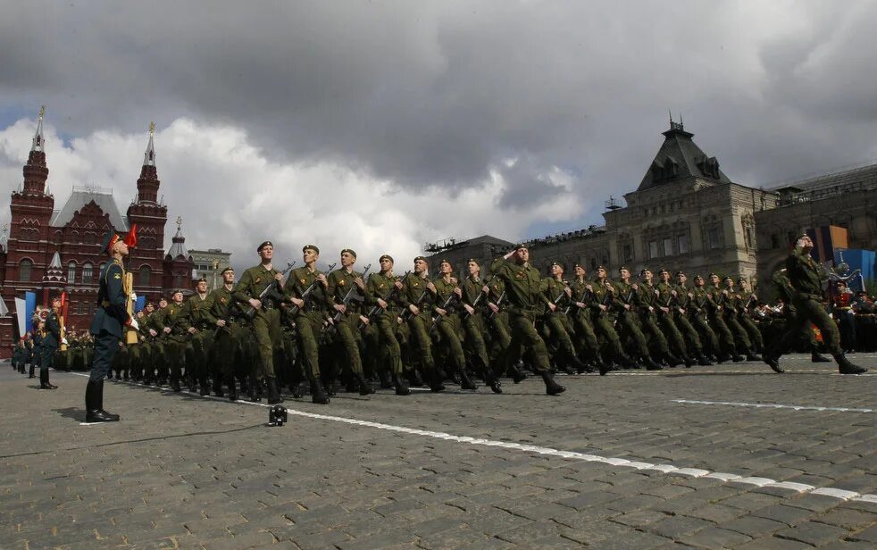 Шагает полк. Солдаты маршируют на красной площади. Военный парад. Парад Победы 2011. Марш солдат.