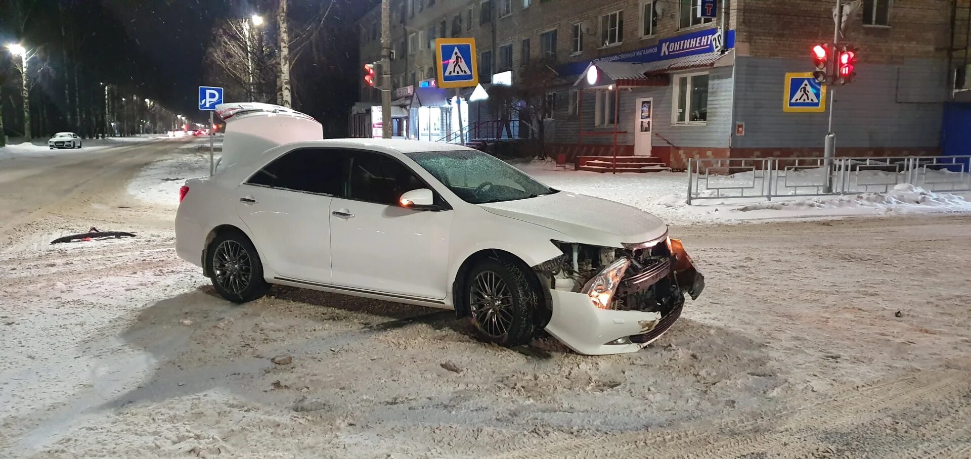 Водитель "Камри" устроил двойное ДТП и обвинил в этом шипованную резину (фото) -