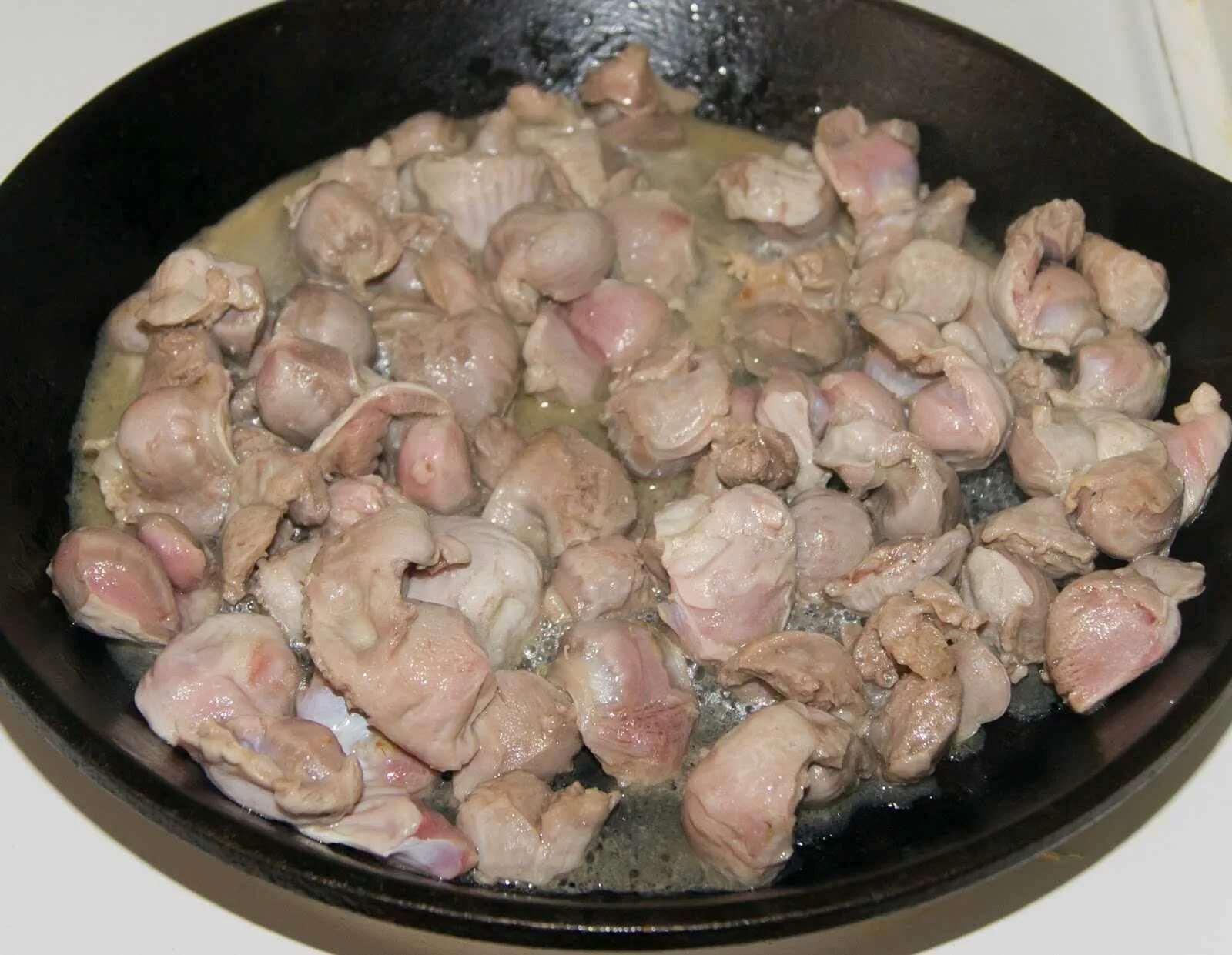 Приготовление куриных желудков на сковороде с луком. Желудочки куриные. Блюда из куриных желудков.