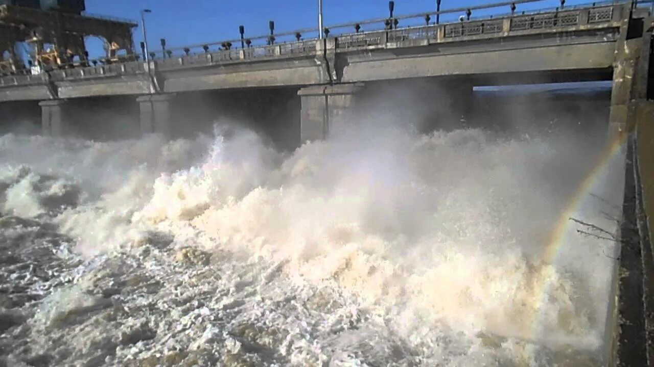 Сброс воды видео. Иваньковская ГЭС Дубна. Паводок Дубна 2013. Водосливная плотина Иваньковской ГЭС. Дубна водосброс.