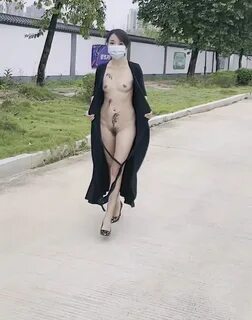 露 出 狂 人 淫 妻'悠 悠 姐'新 作-全 裸 藝 術 逛 馬 路 引 工 地 大 哥 圍 觀 MP4459MB.