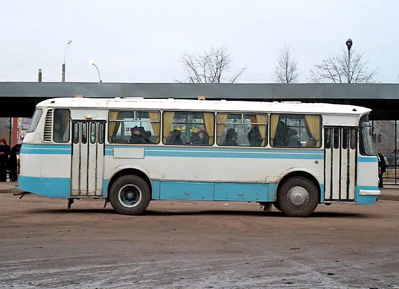 Автобус старый оскол кладбище. ЛАЗ 695н. ЛАЗ 695 сбоку. ЛАЗ 695 горбатый. ЛАЗ 695 гармошка.