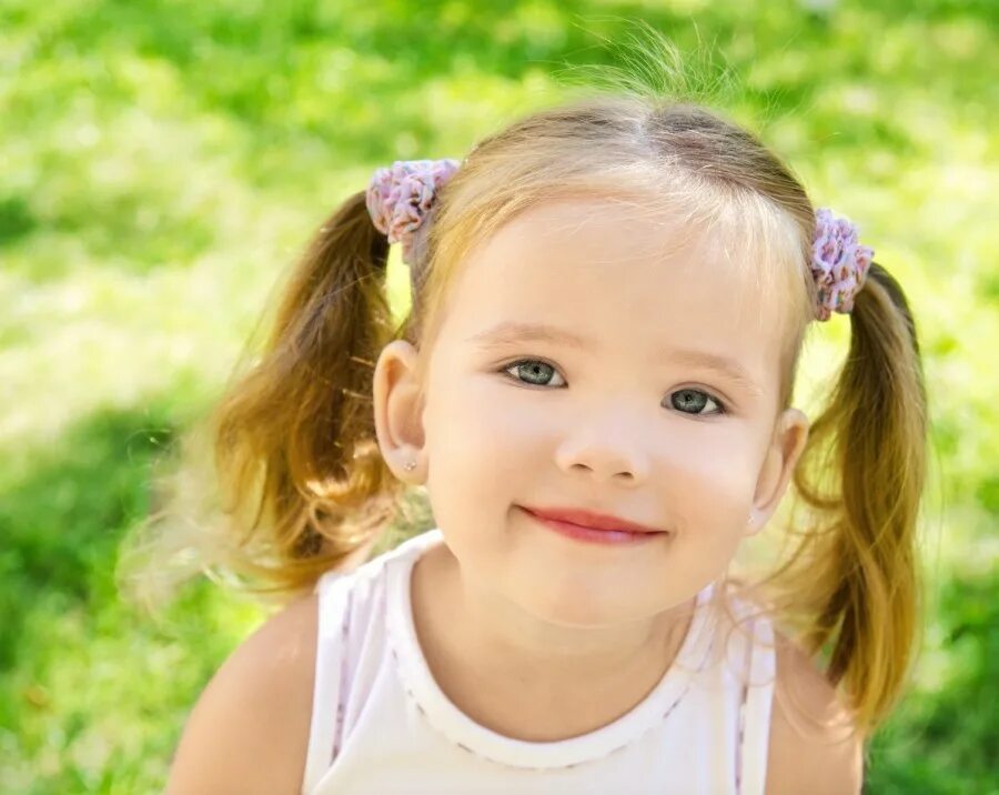 Девочка показывает язык. Покажи какую девочку. Девочка с языком. Девочка меряет. Покажи какую девочку.