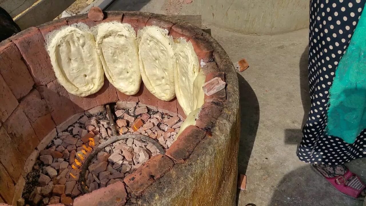 Тандыр для выпечки лепешек. Индия печь тандур в древности. Цех тандырные лепешки узбекистан. Тандыр для выпечки хлеба. Шотис пури грузинский.