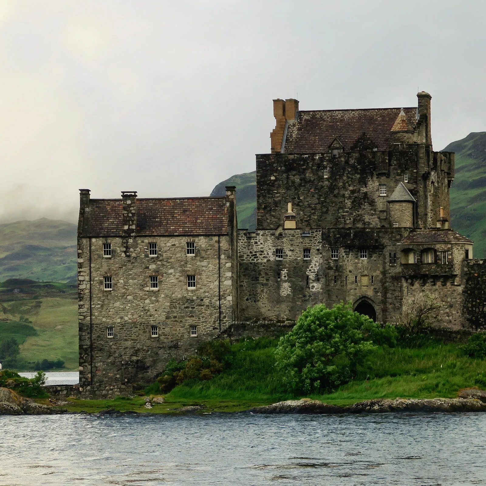 Eilean Donan castle in the western Highlands of Scotland. Desktop wallpaper 1920