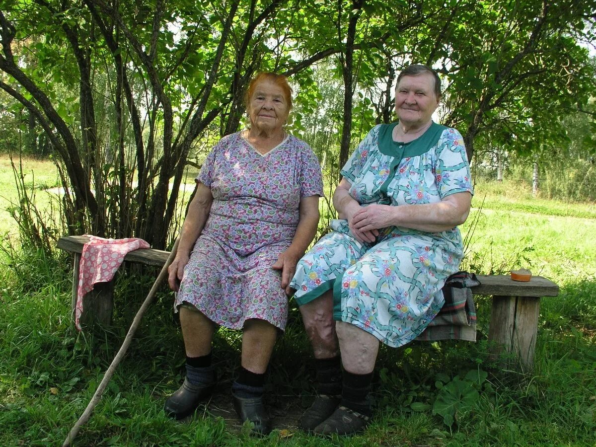 Толстая бабушка без. Старуха в деревне. Бабушка в огороде. Огород у бабушки в деревне. Пожилые Деревенские женщины.