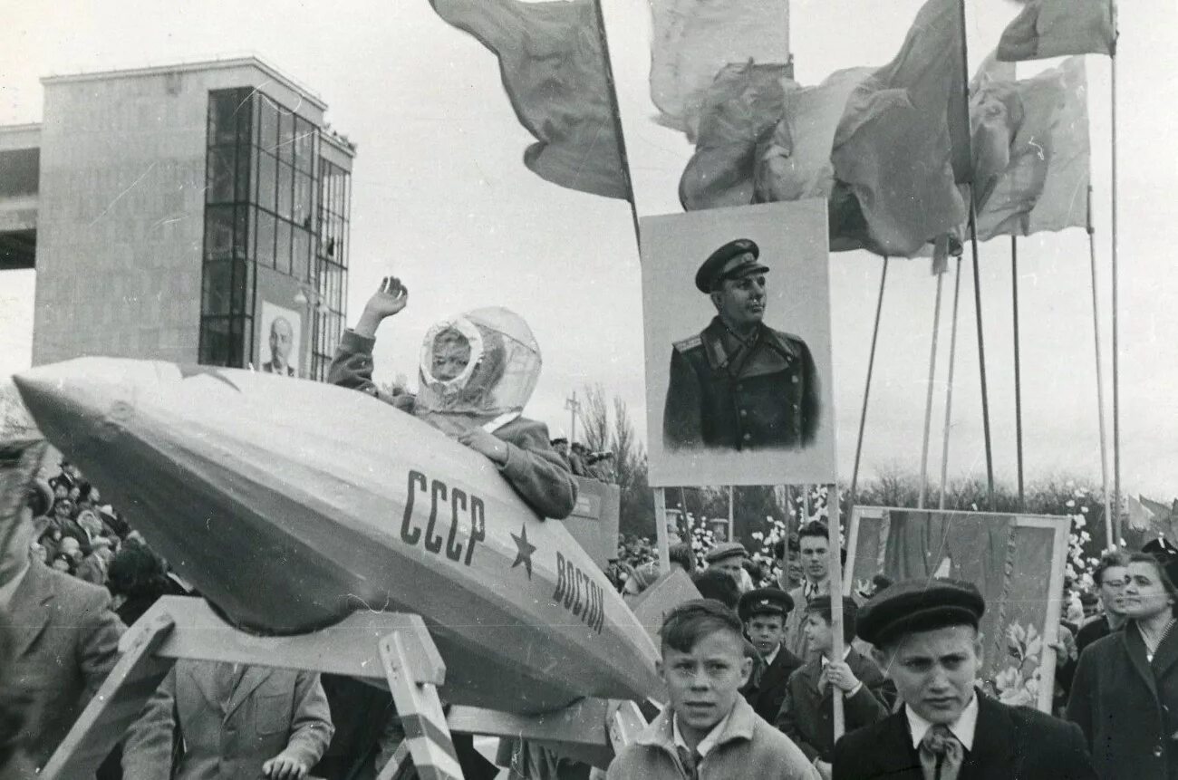 1 мая крым. 1 Мая 1961 года. Демонстрации 1961 1 мая. Ракеты на Первомайской демонстрации. Первомайская демонстрация в СССР.