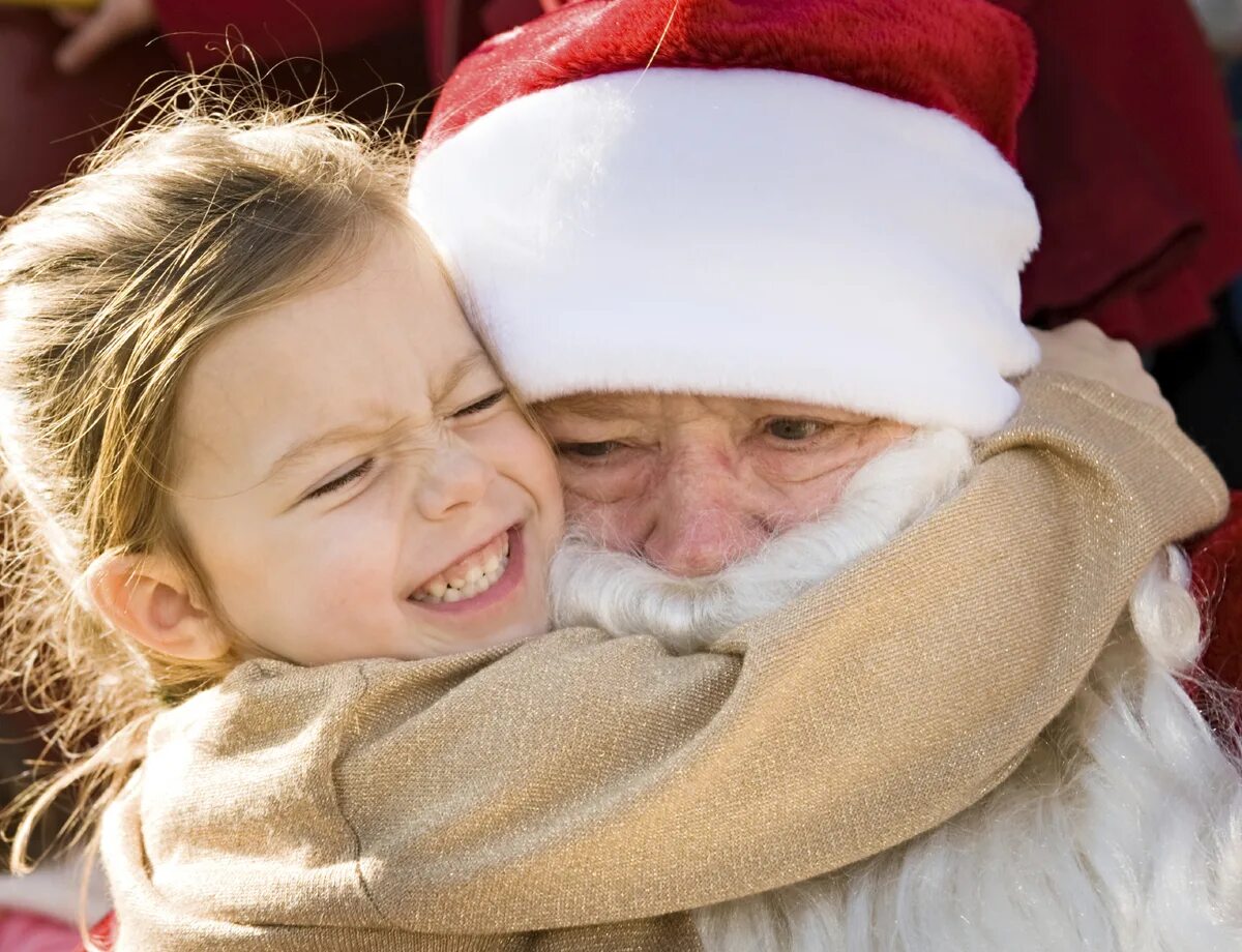 Малыши дед мороз. Дед Мороз для детей. Дед Мороз обнимает ребенка. Дети верят в Деда Мороза. Папа дед Мороз с детьми.