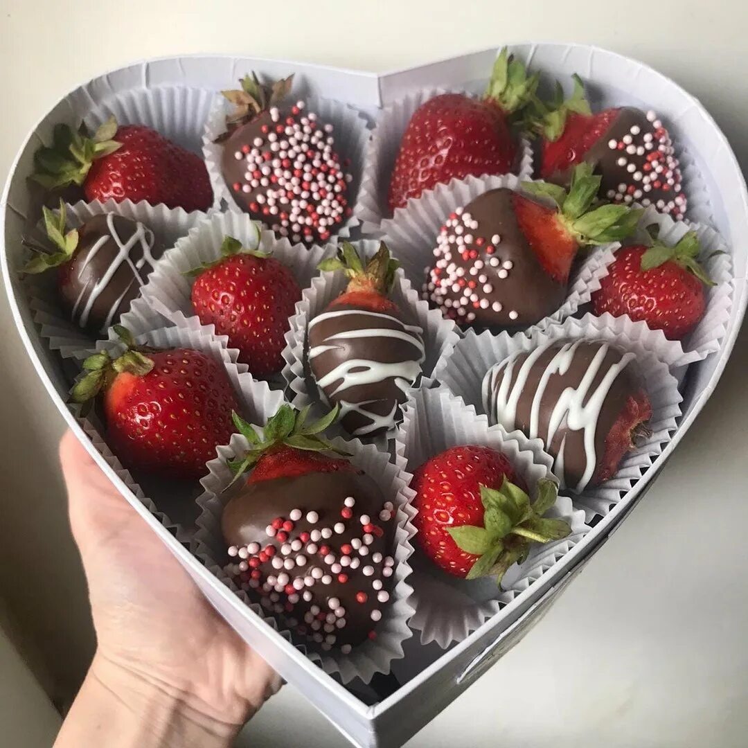 Клубника в шоколаде в коробочке. Клубника в шоколаде в коробках. Коробка с клубникой в шоколаде. Клубника в шоколаде в коробке. Клубника в шоколаде.