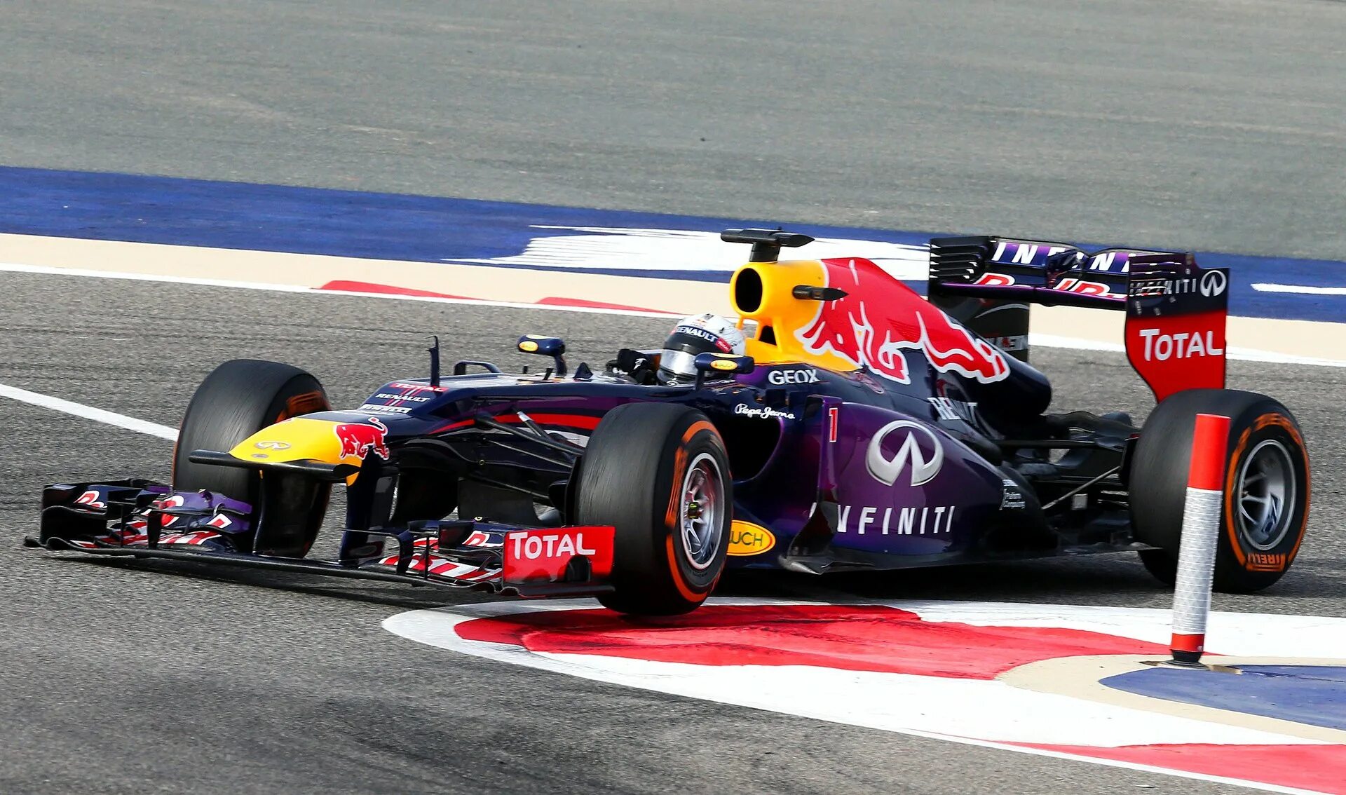 Формула 1 19. Ред Булл формула 1. Red bull f1 2013. Ред Булл ф1 2013 Sebastian Vettel. Себастьян Феттель ред Булл.