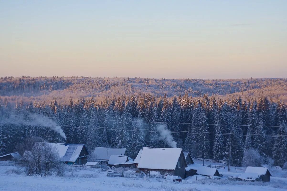 Деревни якутии. Зима в Якутской деревне. Якутская деревня зимой. Морозный рассвет в деревне. Якутия деревеньки.