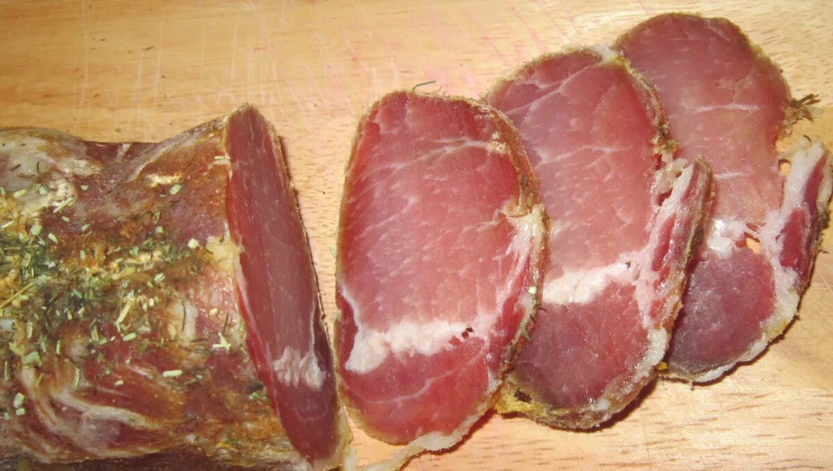 Полендвица сыровяленая в домашних условиях рецепт с фото. Полендвица сырокопченая. Белорусская полендвица. Белорусская полендвица из свинины. Мясо вяленое полендвице.