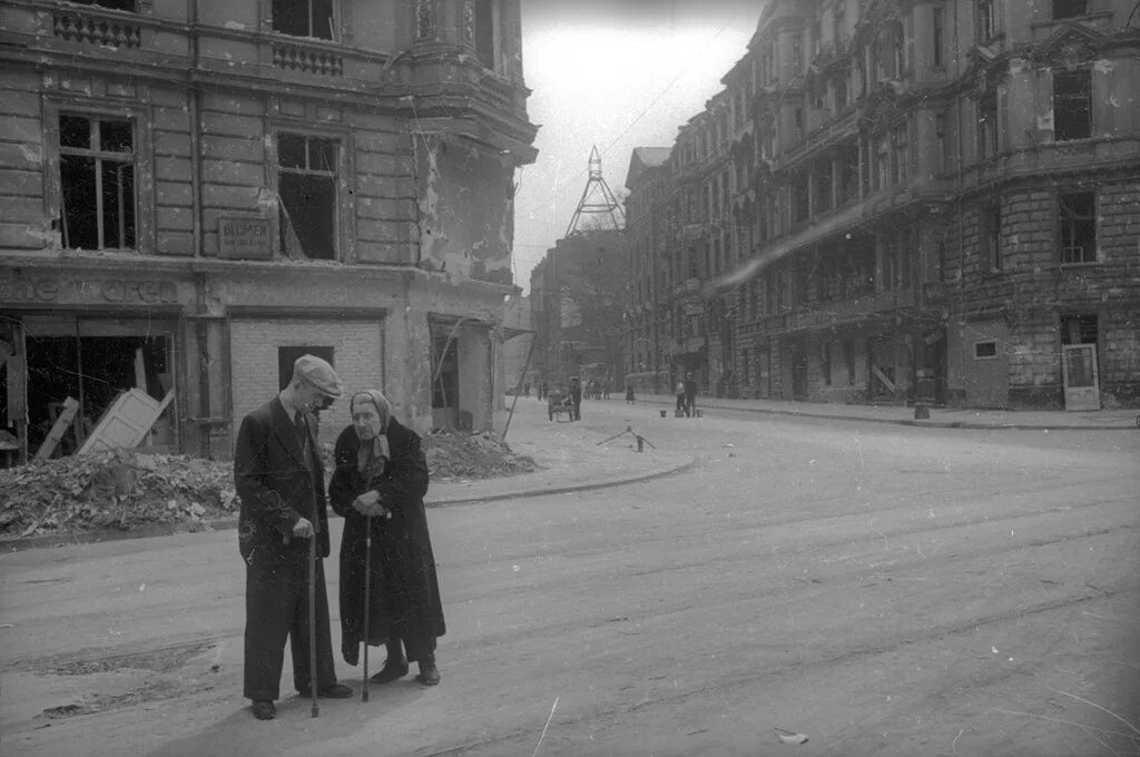 Берлин, май 1945. Берлин в мае 1945. Берлин 1945 чб. Берлин май 1945 фото.