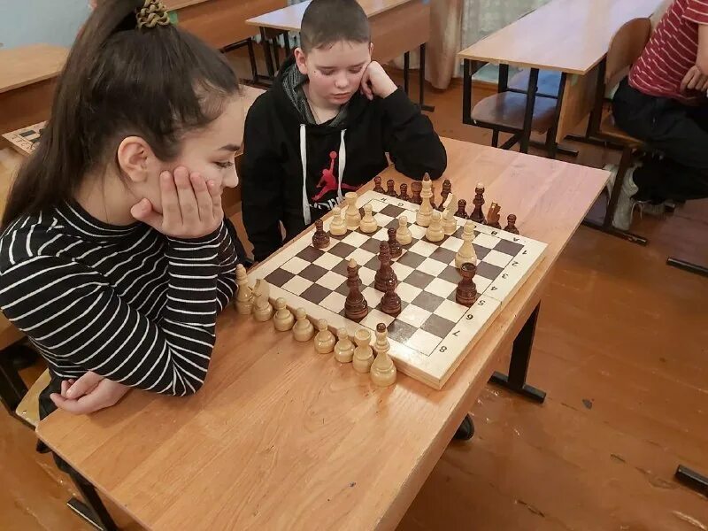 София погорельских шахматы. Дополнительное образование шахматы. "шахматы: начальная школа". Удивительный мир шахмат. Игра в шахматы старшеклассники.