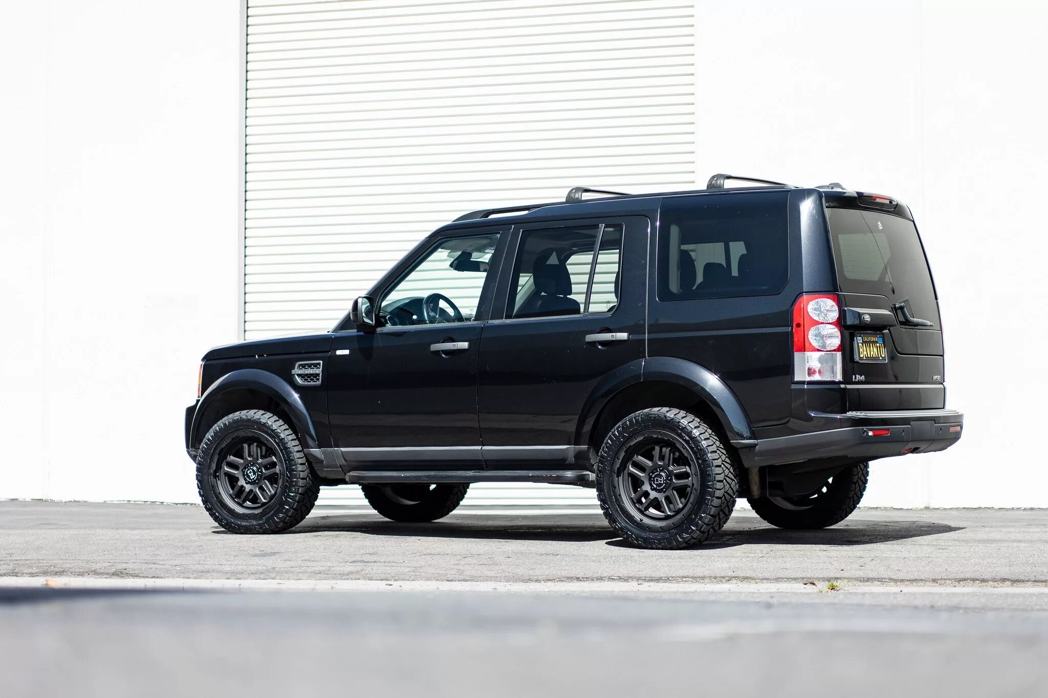 Колеса дискавери 3. Land Rover Discovery 4 диски черные. Land Rover Discovery 3 Black. Ленд Ровер Дискавери 2. Ленд Ровер Дискавери 3 черные диски.