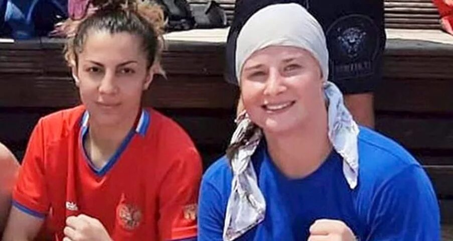 Утонувшая спортсменка. Спортсмены в бассейне. Утонувшая спортсменка. Утонул мем. Триатлон плавание на открытой воде.