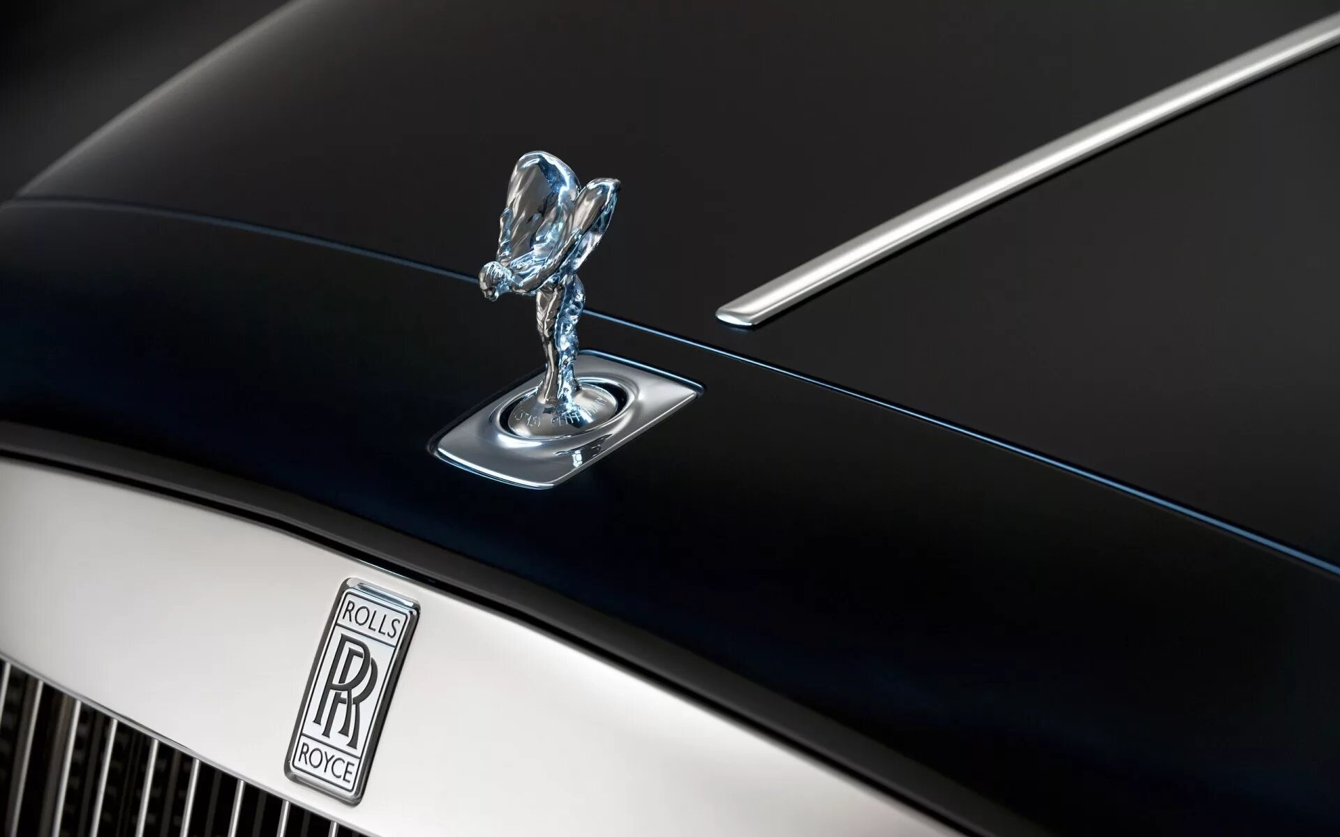 Роллс ройс на капоте. Роллс ройс. rolls royce капот. rolls royce wraith капот. дух экстаза на rolls royce phantom.