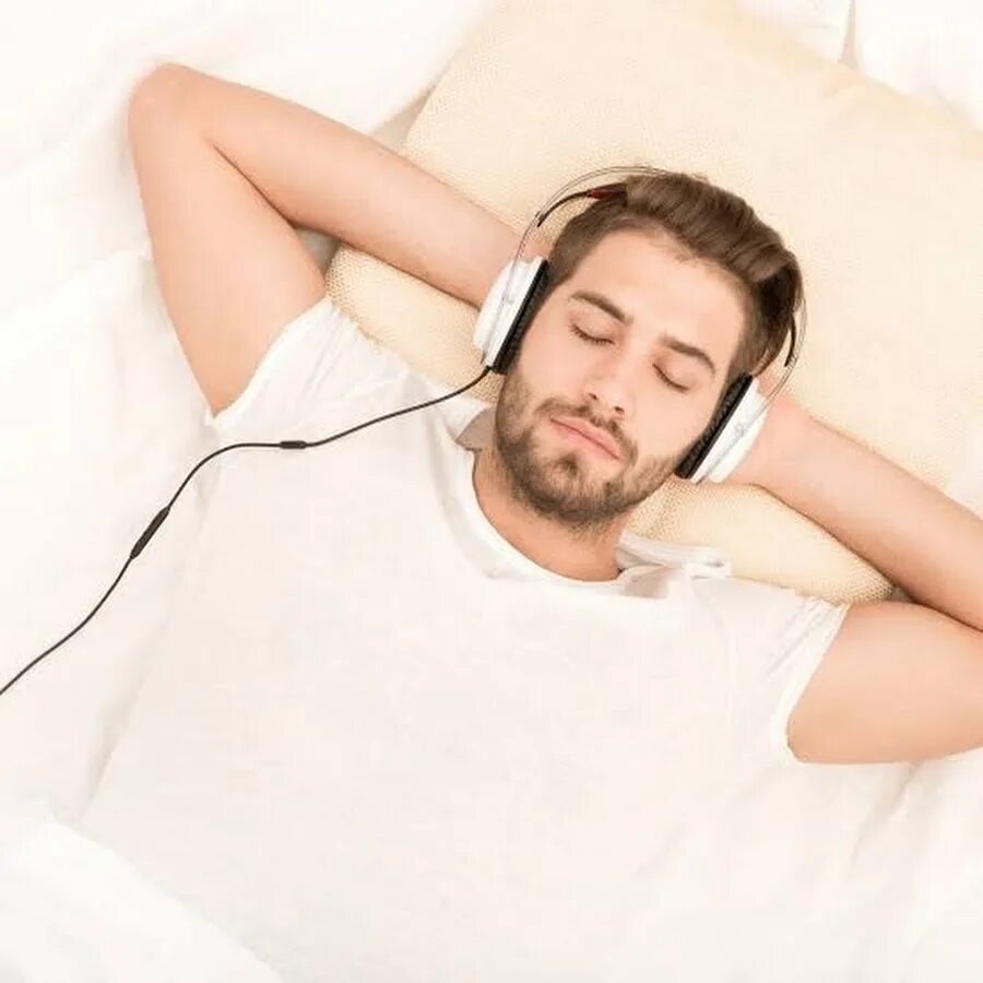 Парень в наушниках. Человек слушает музыку. Прослушивание классической музыки перед сном. Музыка поспать