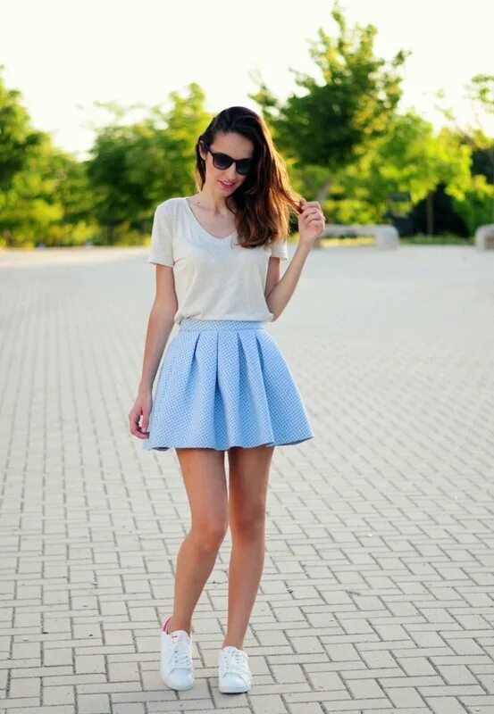 девушка в голубой юбке. девушка в синей юбке карандаш. девушка в синей юбке туфлях. школьный летний образ. синяя юбка для девочки.