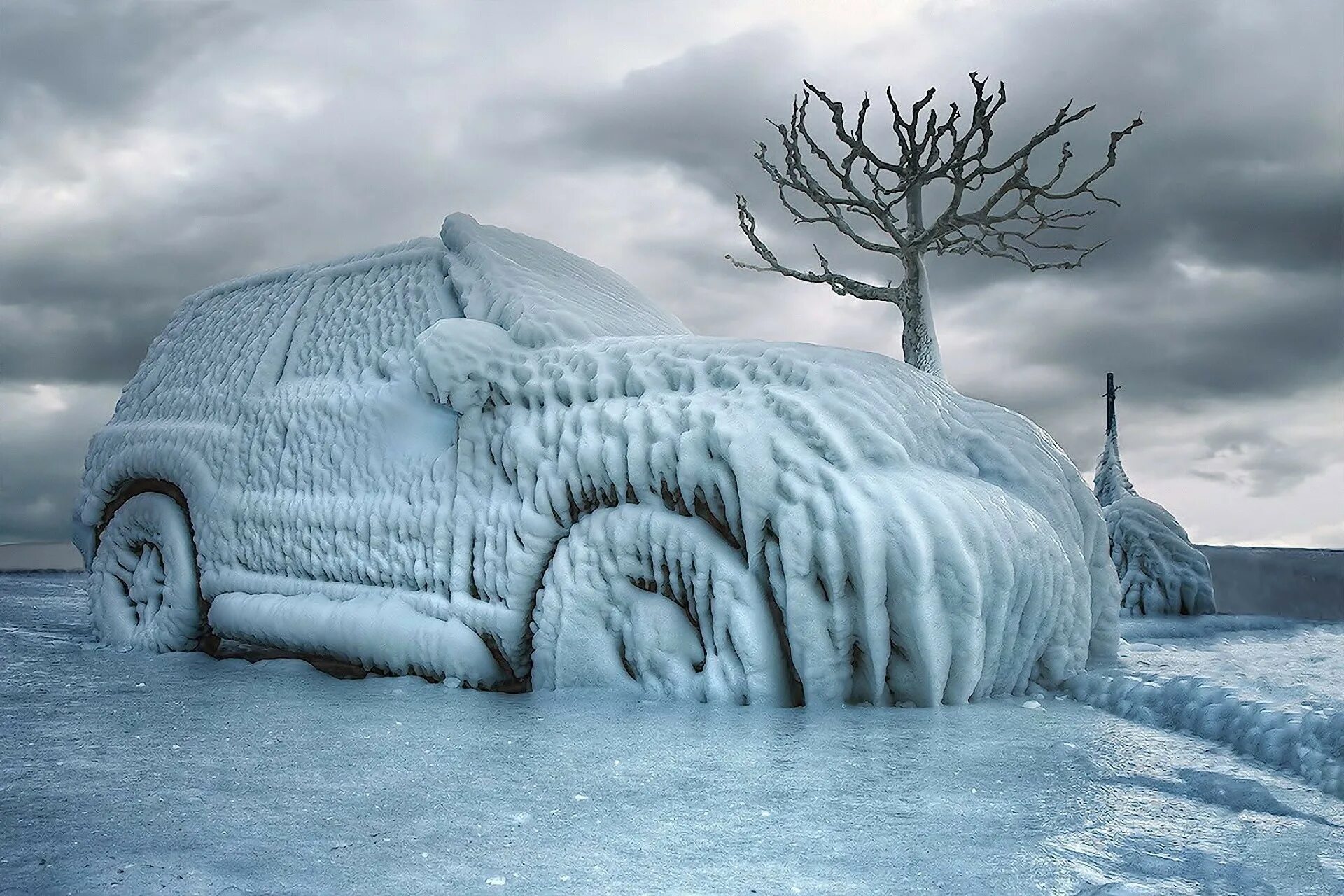 Машина во льду. Замерзший автомобиль. Замерзшая машина. Обледенелая машина.
