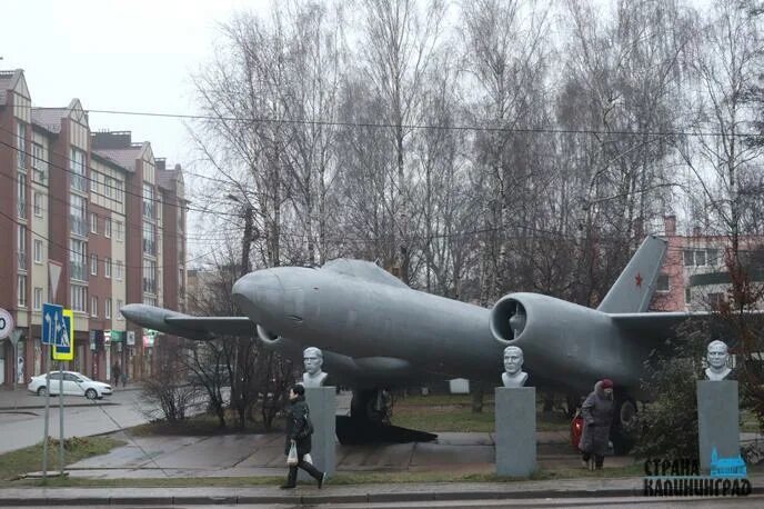 Погода чкаловское приморский. Посёлок Чкаловск Калининградская область. Памятник-самолёт Чкаловск Калининград.