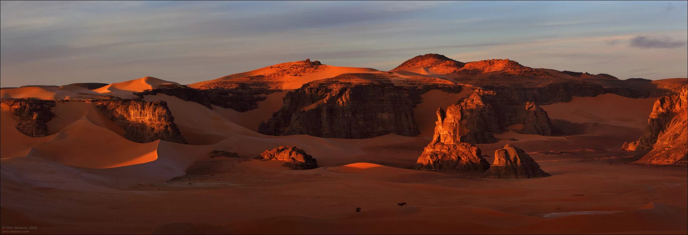 10 самых больших пустынь в мире. Пустыня сахара панорама. Панорамное фото пустыни. Горы в сахаре панорама. Пустыня, панорамный снимок.